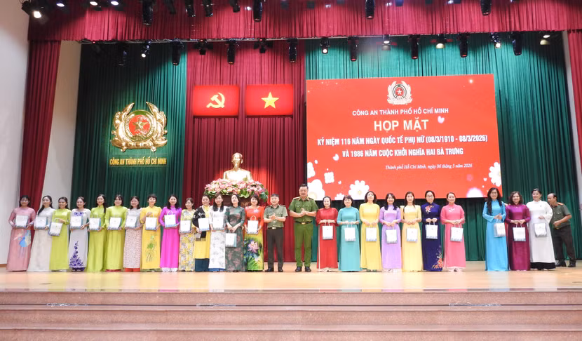 Đảng ủy - Ban Giám đốc CATP chúc mừng các đồng chí nữ lãnh đạo chỉ huy thuộc CATP