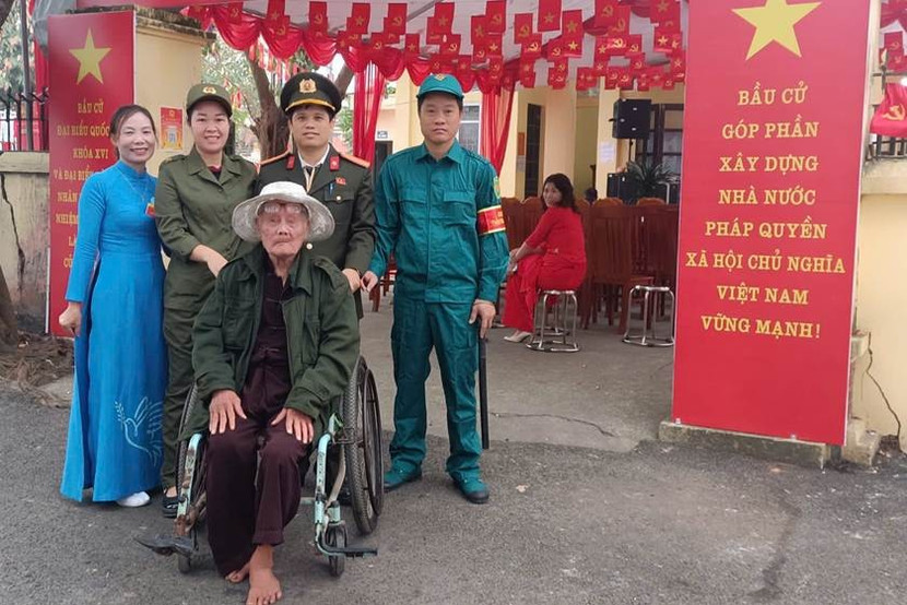 Lực lượng chức năng phối hợp hỗ trợ cụ ông Khuất Quang Thấm