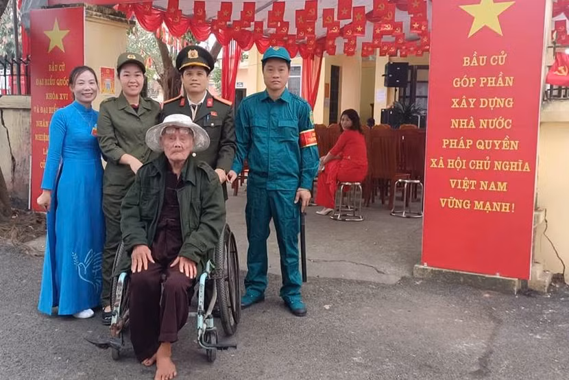 Lực lượng chức năng phối hợp hỗ trợ cụ ông Khuất Quang Thấm