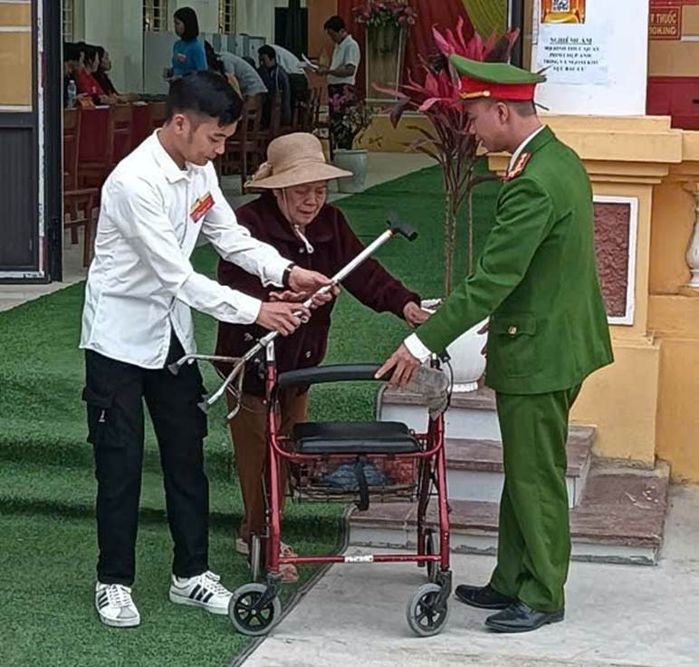 Hỗ trợ cụ bà Cấn Thị Biểu đi bỏ phiếu
