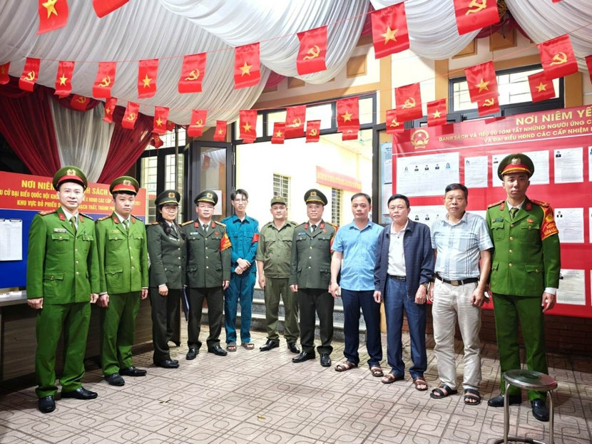 Công an xã Thạch Thất triển khai các lực lượng bảo vệ khu vực bầu cử, đêm 14-3 rạng sáng 15-3