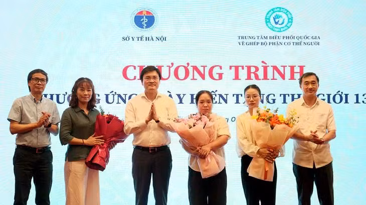 Thứ trưởng Trần Văn Thuấn và các đại biểu tặng hoa tri ân thân nhân người hiến tạng.