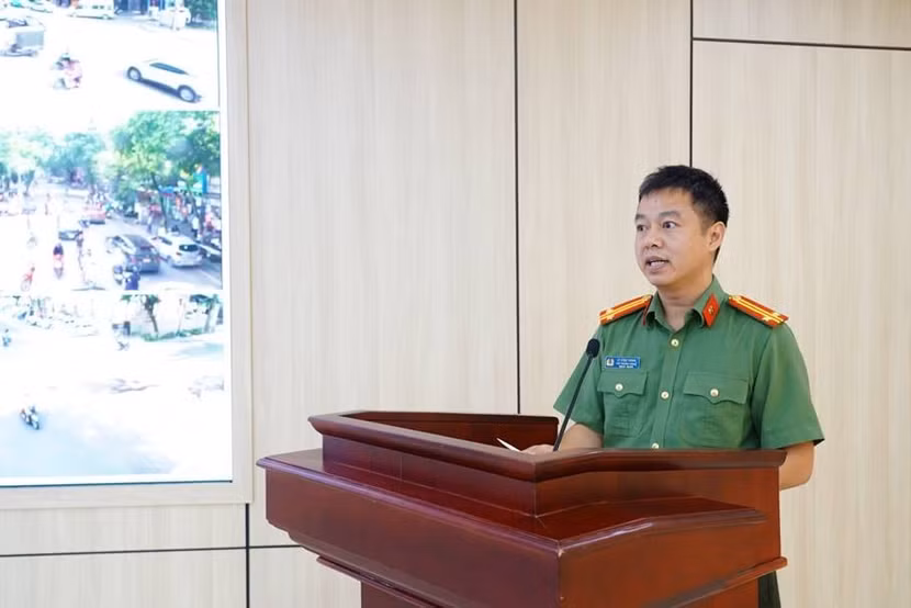 Trung tá Lê Công Trung, Phó Trưởng phòng Viễn thông, Tin học và Cơ yếu trình bày báo cáo tại hội nghị.