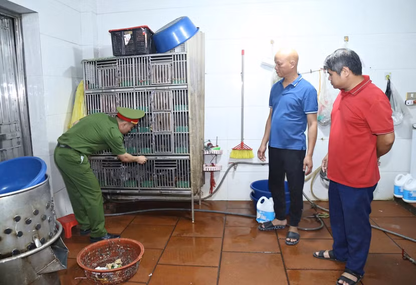 Cơ quan chức năng khám xét nơi ở của đối tượng Nguyễn Danh Việt.