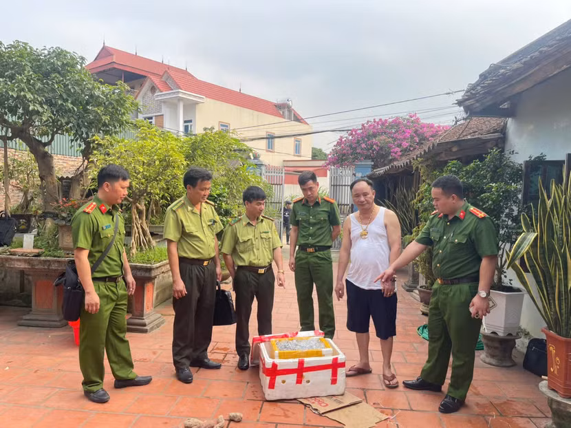 Đối tượng Nguyễn Tuấn Anh cùng tang vật.