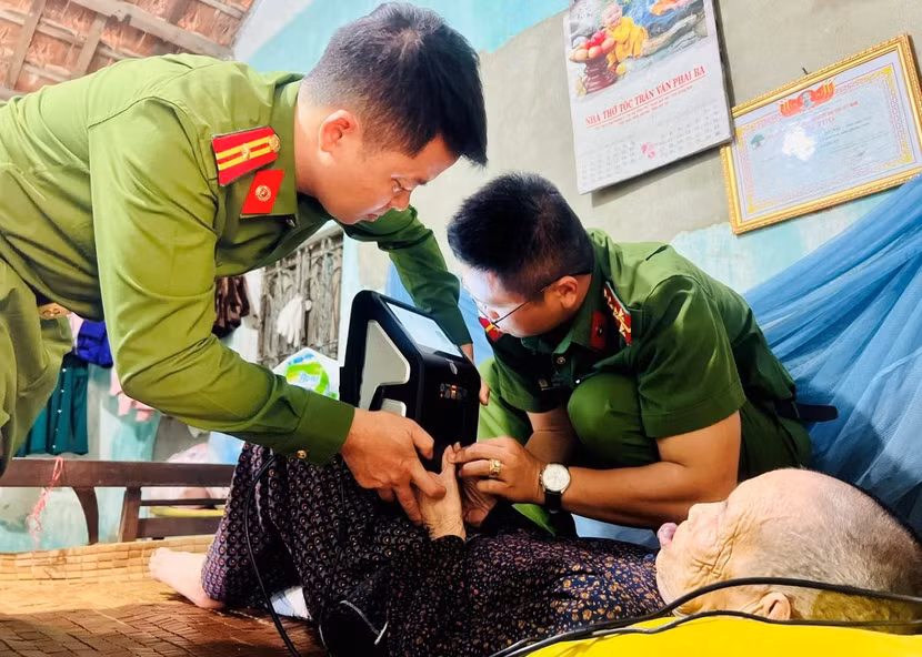 Bà Cù Thị Hâu lớn tuổi và không thể đi lại nên được Công an xã Quế Sơn Trung đến tận nhà để cấp lại CCCD.