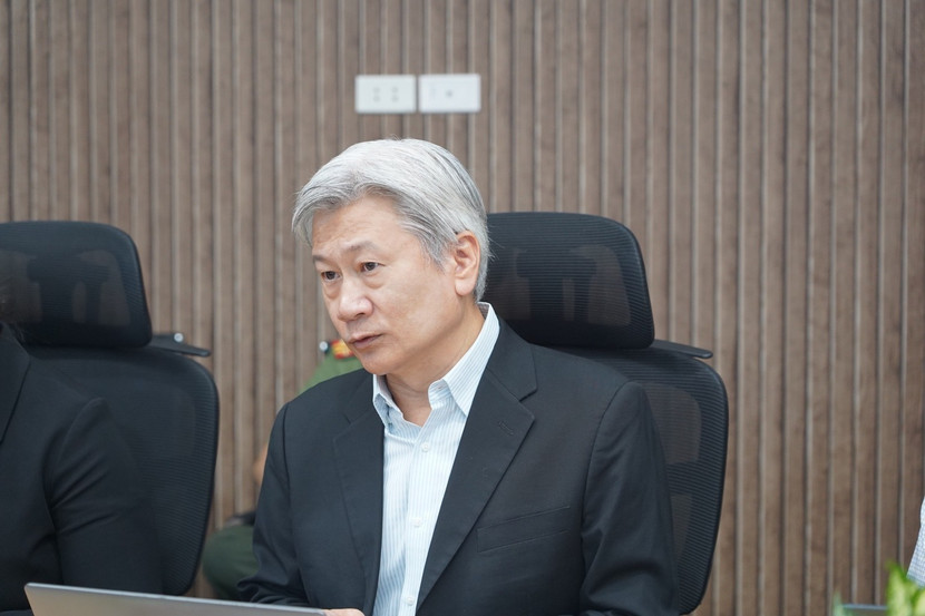 Ông Jonathan Lim, Phó Chủ tịch cấp cao phụ trách Phát triển Kinh doanh Tập đoàn ST Engineering trình bày, giới thiệu các giải pháp Thành phố thông minh.