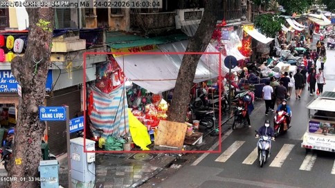 Vi phạm sử dụng trái phép vỉa hè để bày bán hàng hóa tại trước số 30 Hàng Mã, phường Hoàn Kiếm