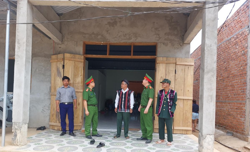 Cán bộ Công an xã A Vương trao đổi việc hoàn thiện phần trang trí ngôi nhà được xây dựng trong "Chiến dịch Quang Trung" cho hoàn chỉnh hơn.