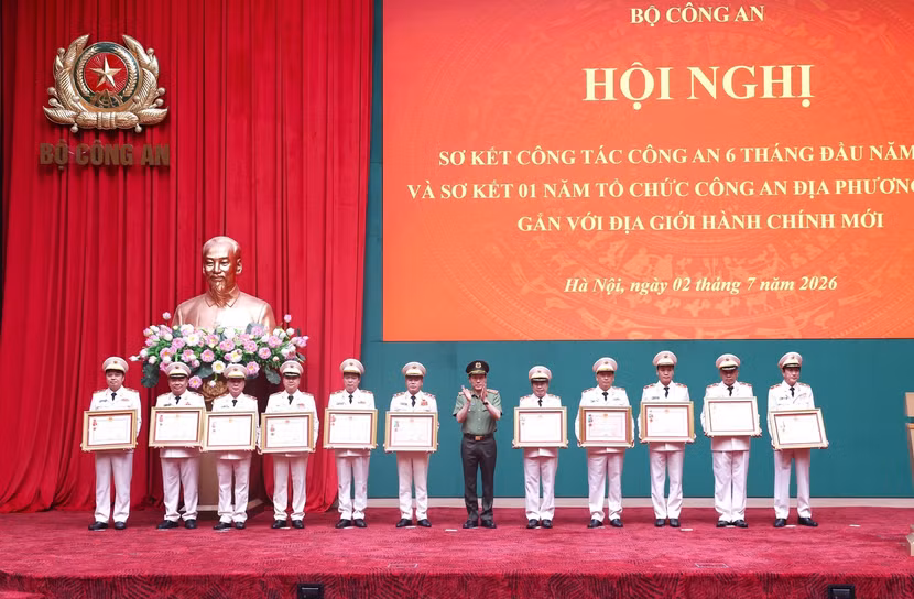 Bộ trưởng Lương Tam Quang trao Huân chương Bảo vệ Tổ quốc hạng Nhất tặng 6 cá nhân; trao Huân chương Chiến công hạng Nhất tặng 5 cá nhân vì đã có thành tích xuất sắc trong công tác, chiến đấu.