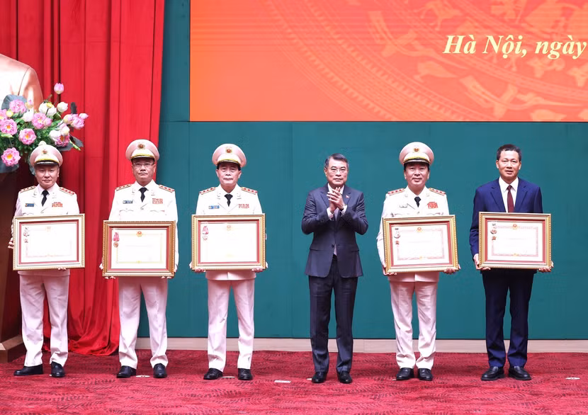 Thủ tướng Chính phủ Lê Minh Hưng trao Huân chương Quân công hạng Nhất tặng 3 cá nhân vì đã có thành tích đặc biệt xuất sắc trong quá trình công tác, góp phần vào sự nghiệp xây dựng chủ nghĩa xã hội và bảo vệ Tổ quốc; trao Huân chương Lao động hạng Ba tặng 2 cá nhân vì đã có thành tích xuất sắc đột xuất trong công tác tham mưu, chuẩn bị, tổ chức, phục vụ Đại hội đại biểu toàn quốc lần thứ XIV của Đảng.