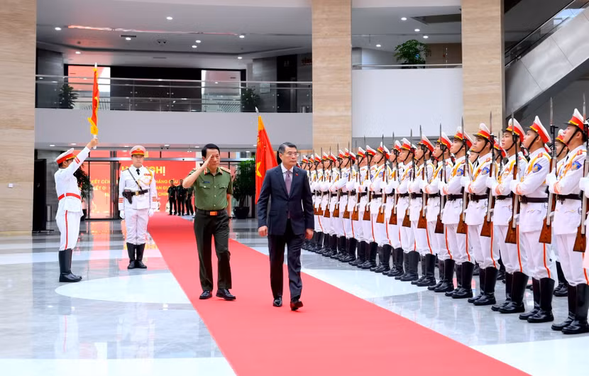 Thủ tướng Chính phủ Lê Minh Hưng duyệt Đội danh dự Công an nhân dân.