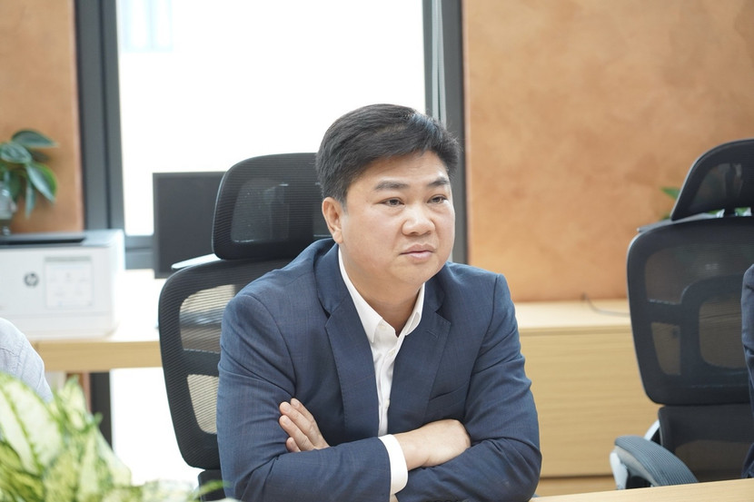 Thiếu tướng Dương Đức Hải, Phó Giám đốc CATP Hà Nội phát biểu trao đổi tại buổi làm việc.