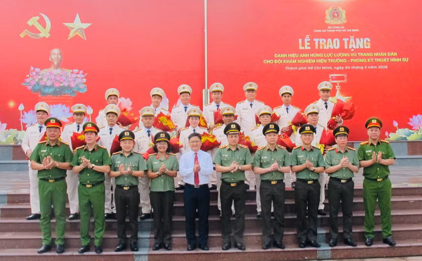 Đồng chí Nguyễn Mạnh Cường, Phó Chủ tịch UBND TPHCM cùng các đồng chí trong Đảng ủy - Ban giám đốc CATP và Ban Chỉ huy đơn vị được phong tặng danh hiệu Anh hùng lực lượng vũ trang nhân dân chụp ảnh lưu niệm.
