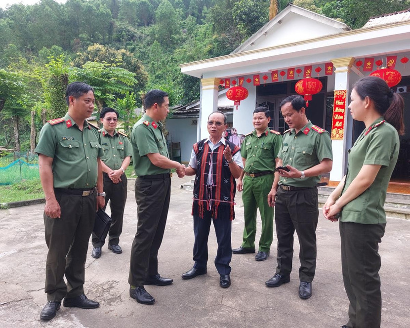 Đại tá Nguyễn Đại Đồng thăm già làng và người có uy tín xã Hòa Vang ảnh 1