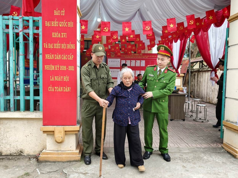 Lực lượng chức năng hỗ trợ cụ bà Nguyễn Thị Cổn