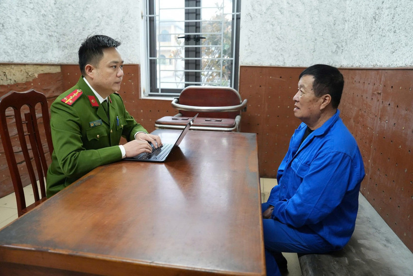 Cán bộ điều tra lấy lời khai đối tượng chủ mưu Nguyễn Đình Minh