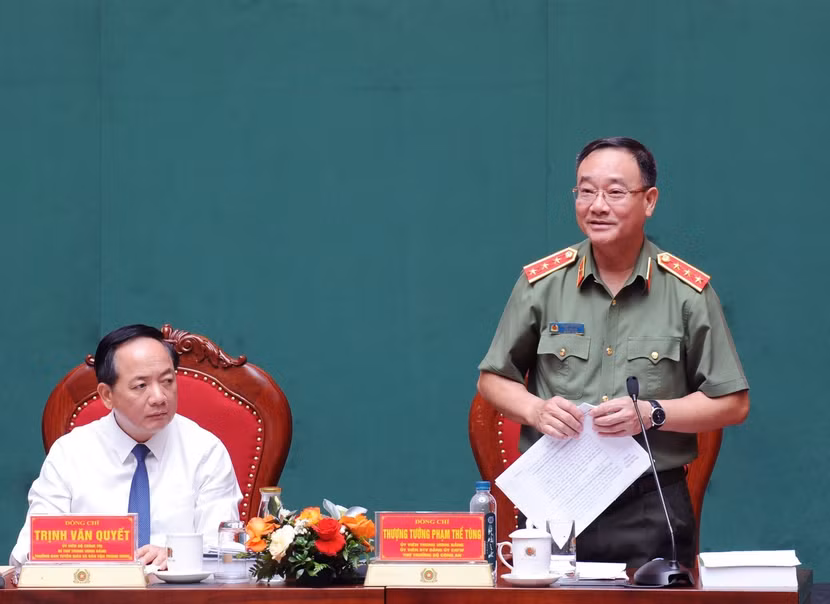 Thứ trưởng Bộ Công an Phạm Thế Tùng điều hành phiên thảo luận thứ nhất.