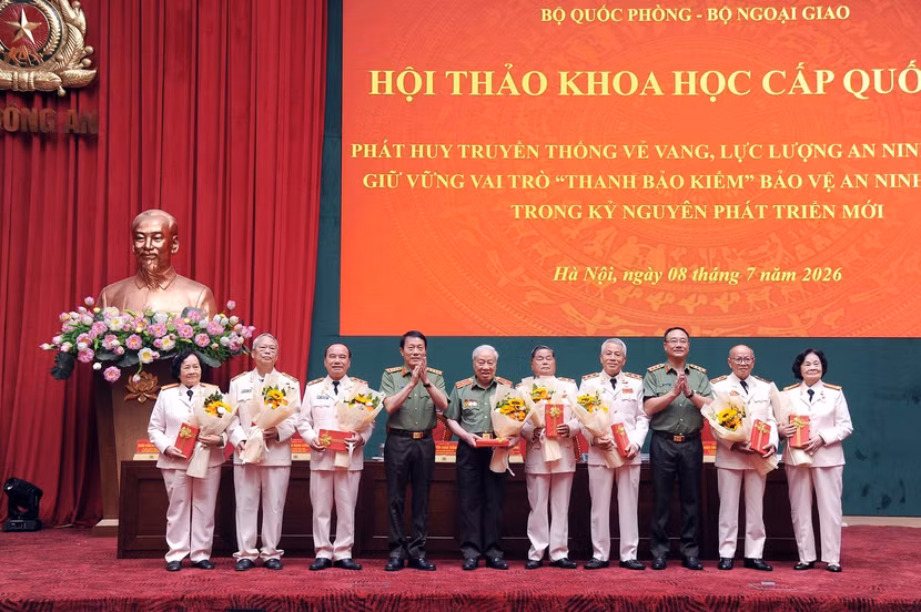 Bộ trưởng Lương Tam Quang và Thứ trưởng Phạm Thế Tùng tặng hoa các nhân chứng lịch sử là Anh hùng Lực lượng vũ trang nhân dân.