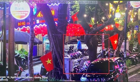 Vi phạm sử dụng trái phép vỉa hè để trông giữ phương tiện trước 75A Trần Hưng Đạo, phường Cửa Nam