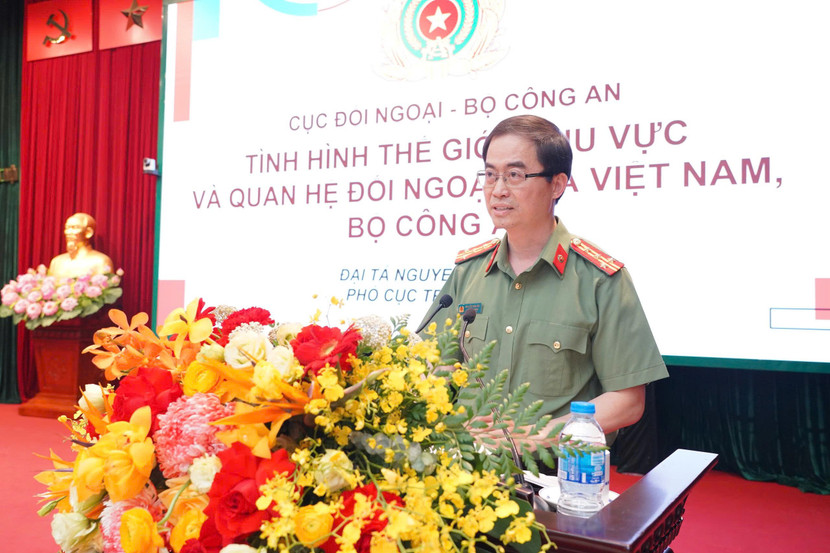 Đại tá Nguyễn Hoa Chi, Phó Cục trưởng Cục Đối ngoại, báo cáo viên hội nghị