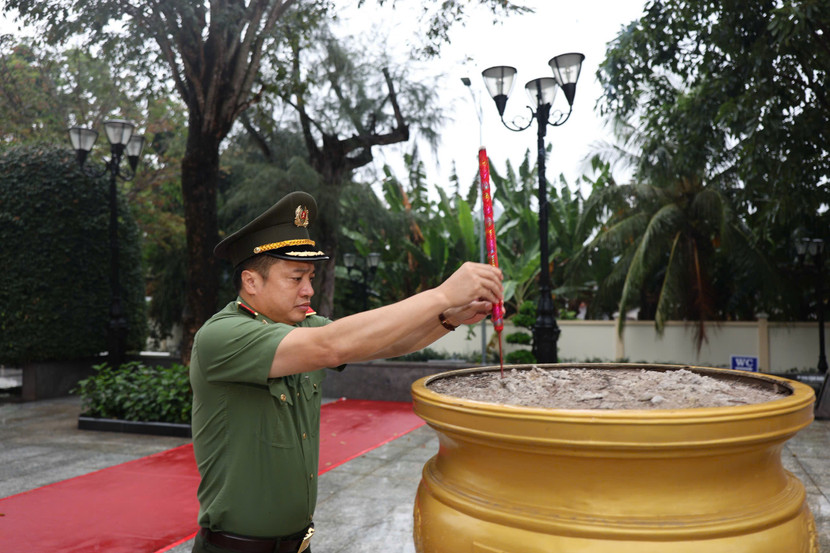 Trung tướng Mai Hoàng, Ủy viên Ban Thường vụ Thành ủy, Bí thư Đảng ủy, Giám đốc Công an TP. HCM dâng hương