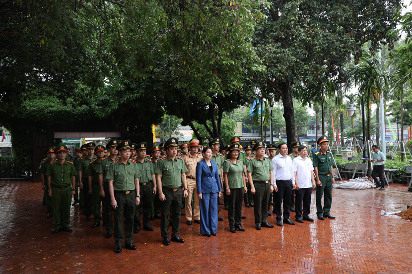 Trước khi buổi lễ phát động diễn ra, các đại biểu đã thành kính dâng hương, dâng hoa, tưởng niệm Nữ Anh hùng liệt sĩ Võ Thị Sáu