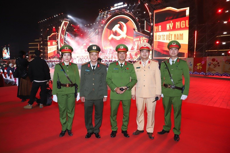 CBCS các Phòng nghiệp vụ CATP và CAP Thủy Nguyên bảo đảm ANTT Chương trình nghệ thuật và bắn pháo hoa đêm giao thừa chào mừng năm mới Bính Ngọ tại Quảng trường Trung tâm Chính trị - hành chính thành phố