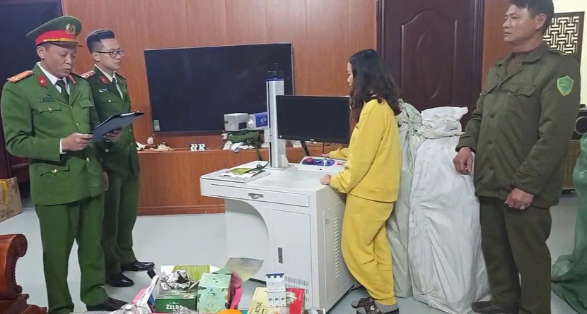 Cơ quan Cảnh sát điều tra Công an tỉnh Thanh Hóa thi hành lệnh khám xét tại nơi sản xuất, nơi làm việc, nơi cất giấu hàng hoá của các đối tượng...