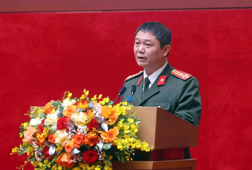 Thượng tá Ngô Đức Thắng, Phó Cục trưởng Cục Pháp chế và cải cách hành chính, tư pháp trình bày nội dung cơ bản của các luật, pháp lệnh.