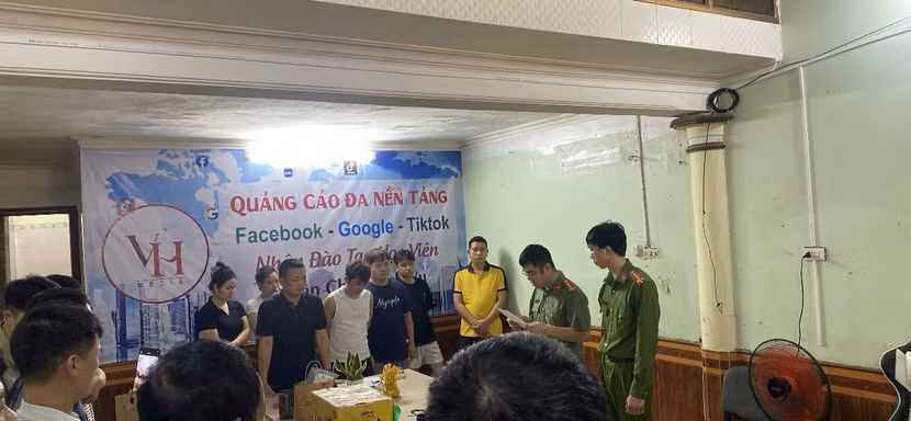 Cơ quan An ninh điều tra Công an tỉnh Hưng Yên thi hành lệnh khám xét tại nơi hoạt động của các đối tượng