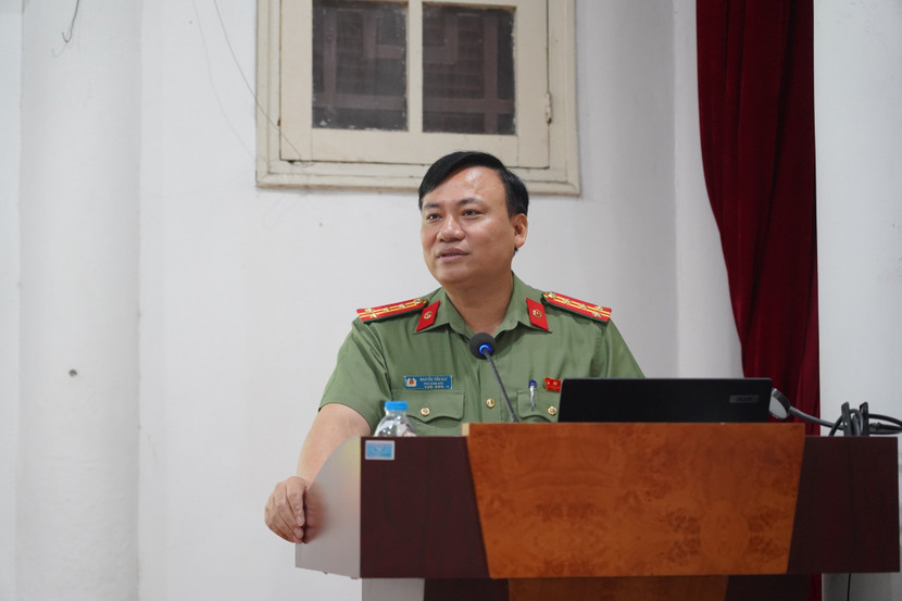 Đại tá Nguyễn Tiến Đạt, Phó Giám đốc CATP Hà Nội trao đổi về tình hình an ninh, trật tự trên địa bàn Thủ đô với các hội viên Câu lạc bộ Thăng Long.