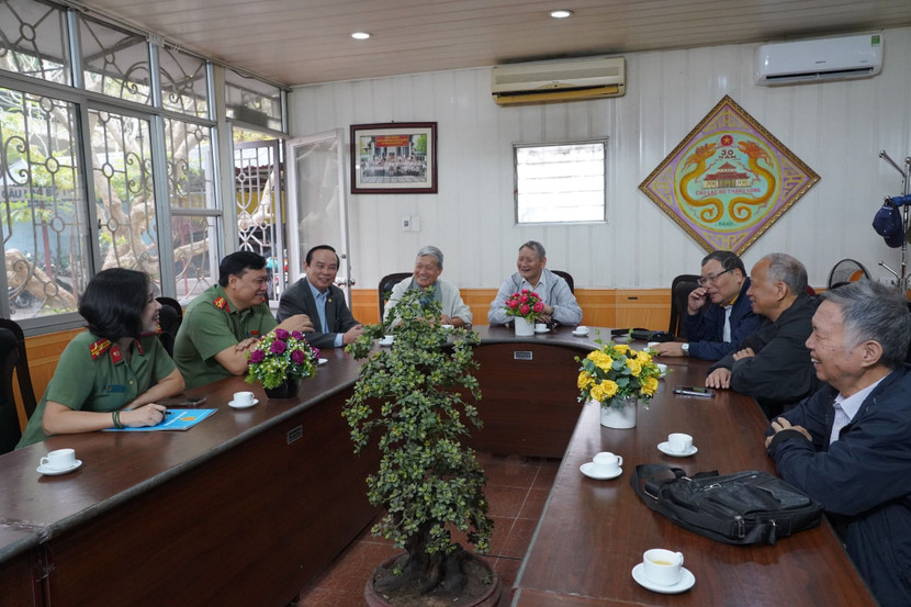 Đại tá Nguyễn Tiến Đạt - Phó Giám đốc CATP Hà Nội thăm hỏi các hội viên Câu lạc bộ Thăng Long.