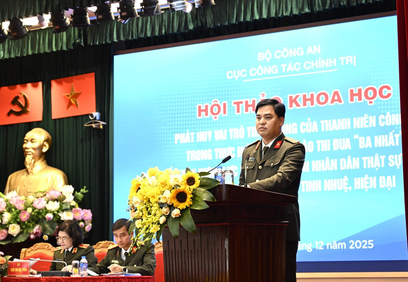 Thượng tá Đồng Đức Vũ, Trưởng Ban Thanh niên CAND phát biểu đề dẫn Hội thảo.