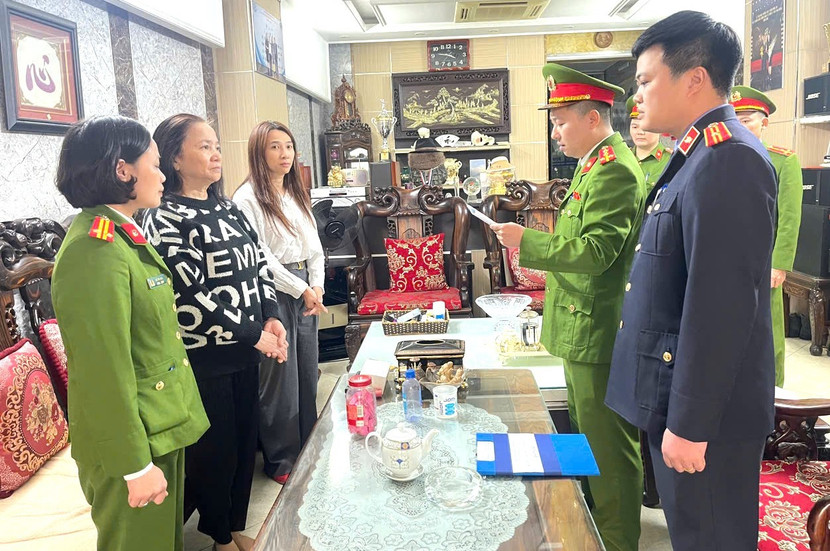 Cơ quan CSĐT tống đạt Quyết định khởi tố, bắt tạm giam đối với bà Lê Thị Thu Hương.