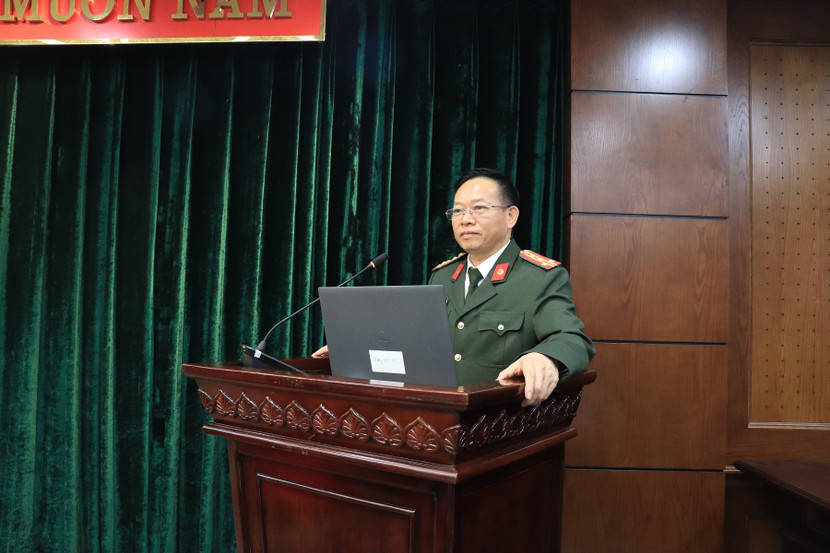 Đại tá Vũ Đình Dũng - Phó Trưởng phòng An ninh mạng và phòng, chống tội phạm sử dụng công nghệ cao báo cáo tại buổi tập huấn