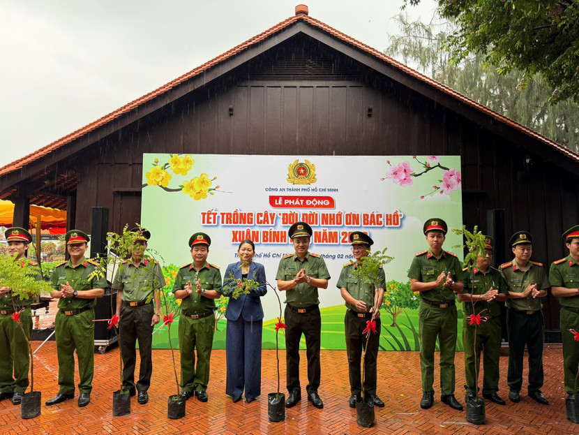 Trao tặng cây giống cho các đơn vị tại lễ phát động