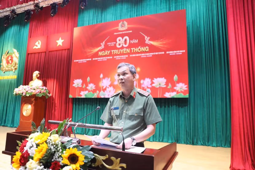 Thiếu tướng Tạ Văn Đẹp - Ủy viên BTV Thành ủy, Phó Bí thư Đảng ủy, Phó Giám đốc CATP phát biểu tại lễ kỷ niệm.