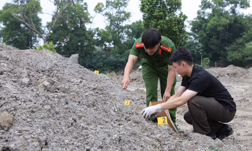 Cán bộ Công an tỉnh lấy mẫu chất thải rắn đổ trái quy định tại khu vực đất nông nghiệp thuộc xứ đồng Bãi Trại, tổ dân phố Đồng Đông.