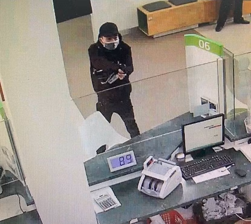 Đối tượng Nguyễn Văn Nam khi cướp gần 3,6 tỷ đồng tại Phòng giao dịch Ngân hàng Vietcombank Đình Vũ