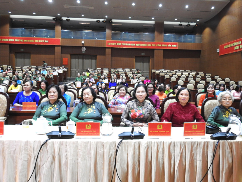 Các nữ Anh hùng LLVTND cùng các đại biểu