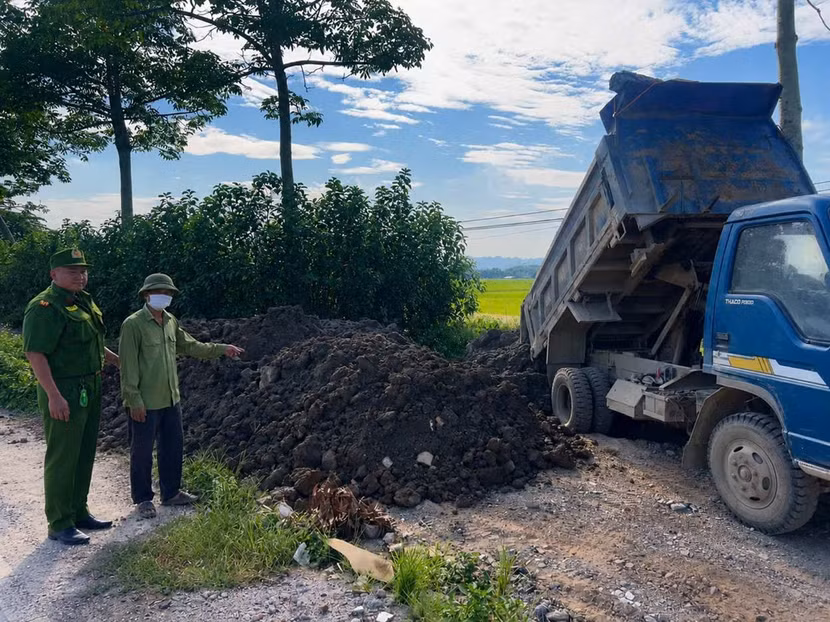 Tổ công tác ngăn chặn hành vi đổ thải trái phép ra khu vực ven đường