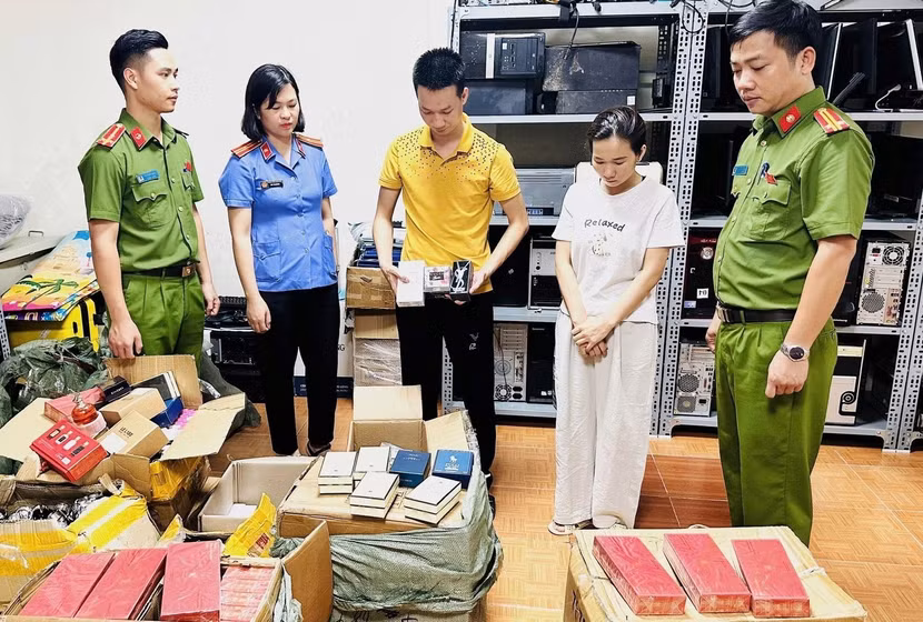 Các loại nước hoa giả bị thu giữ tại cơ quan Công an.