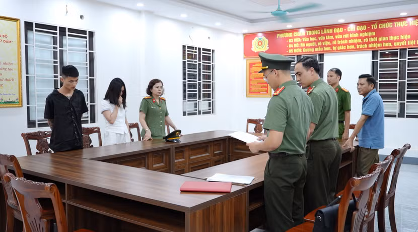 Cơ quan An ninh điều tra Công an tỉnh Lào Cai tống đạt quyết định và lệnh đối với Hoàng Thanh Huyền và Ye Chong Jun.