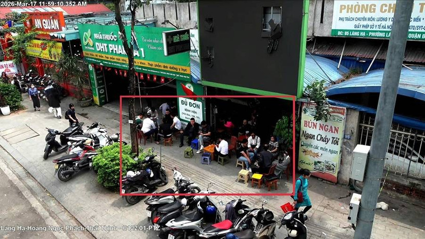 Tại phố Láng Hạ (phường Đống Đa) – Sử dụng trái phép vỉa hè để bày bán hàng hóa