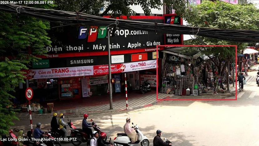 Ngã ba Thụy Khuê – Lạc Long Quân (phường Tây Hồ) – Sử dụng trái phép vỉa hè để bày bán hàng hóa