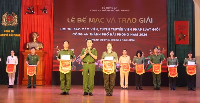 Đại tá Nguyễn Đức Thìn, Phó Giám đốc CATP trao giải nhất tặng CAP Thủy Nguyên và Đại úy Phạm Kim Anh (Ban Chuyên đề ANHP)