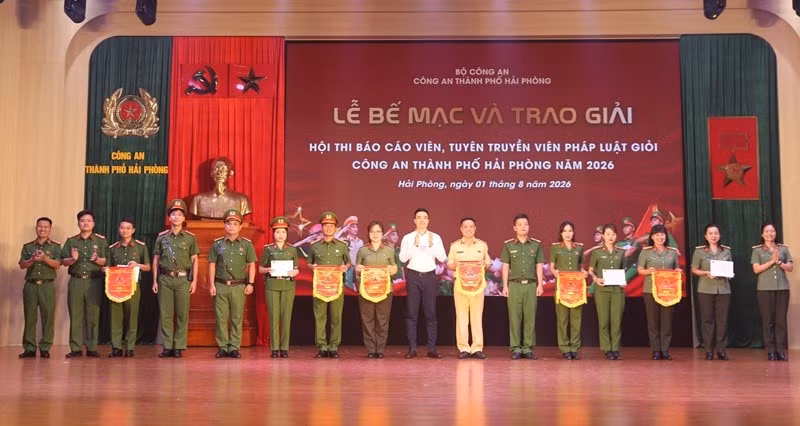 Đồng chí Dương Hoàng Long, Phó trưởng Phòng hợp tác quốc tế - Sở Ngoại vụ trao các giải thưởng phụ cho các tập thể, cá nhân
