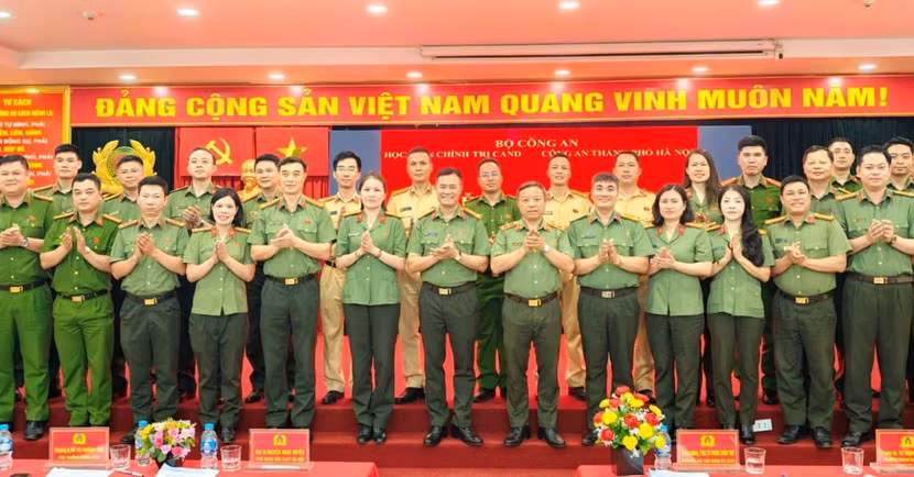 Các đại biểu chụp ảnh lưu niệm