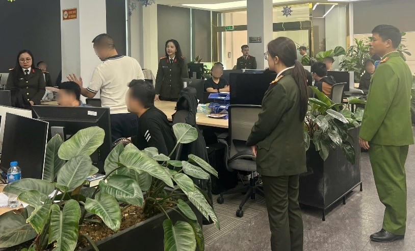 Công an thành phố khám xét địa điểm làm việc của các đối tượng